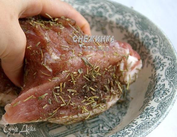 Мясо со всех сторон хорошенько натираем полученной смесью.