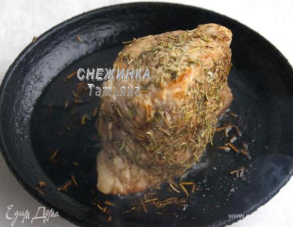 На сковороде разогреваем оливковое масло. Со всех сторон обжариваем мясо до золотистой корочки на достаточно сильном огне.