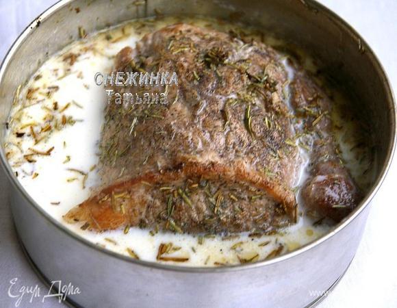 Затем перекладываем его в форму, заливаем молоком. Отправляем в разогретую до 160 духовку на 1 час. Обязательно периодически поворачиваем мясо.