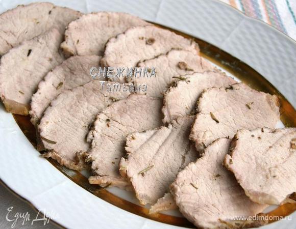 Готовое мясо вынимаем из формы. Даём полежать минут 5. Затем аккуратно нарезаем острым ножом и выкладываем на блюдо.