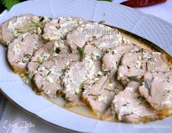 Поливаем полученным после выпекания мяса соусом. Приятного аппетита!