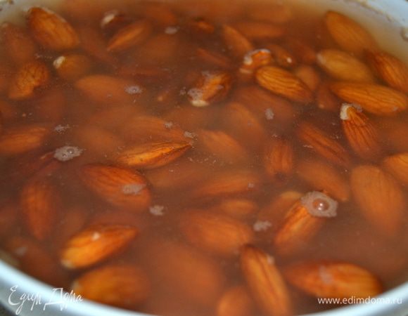 Миндаль залить кипятком на 10 мин. Затем очистить от коричневой кожуры.