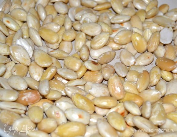 Подсушить на сухой сковороде. Затем перемолоть в кофемолке или как я в блендере.