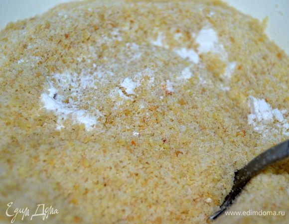 Миндаль смешать с сахарной пудрой.