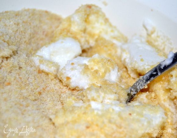 Соединить белки с орехами. Аккуратно перемешать.