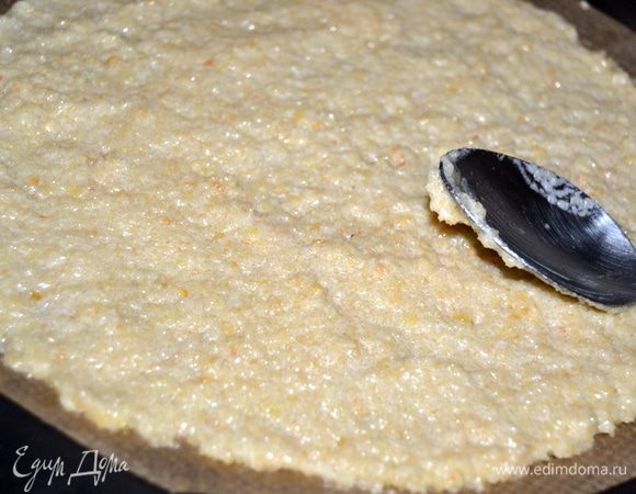 Диск от разъемной формы простелить пергаментом, смазать маслом и ложкой выложить 1/3 теста.