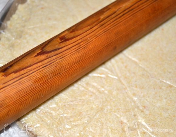 Накрыть полиэтиленовым пакетом (к пленке тесто прилипает) и прокатать,разровнять скалкой. 