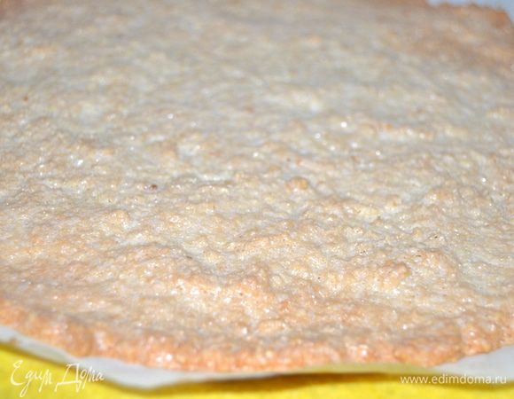 Готовый корж перекладываем прямо на бумаге, на влажное полотенце, так бумага хорошо отстанет от дна теста.