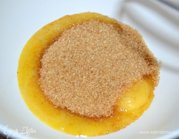 Готовим  крем: Желтки взбить с сахаром, я взяла коричневый,с ним получается крем, цвета крем-брюле.