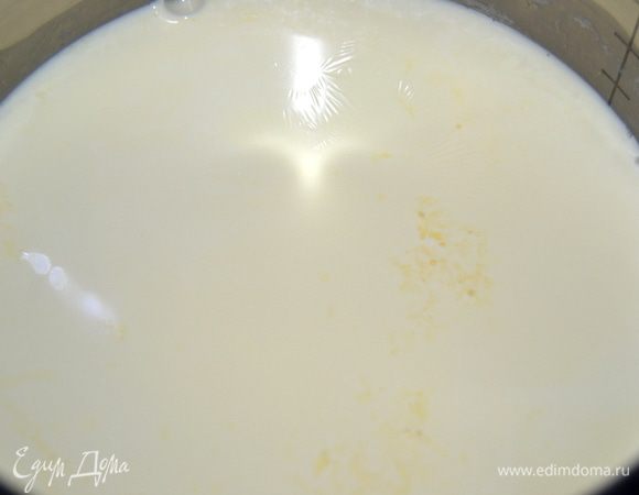 Сливки ставим на огонь и прогреваем,не доводя до кипения. По ложке вводим желтковую массу и ваниль. Постоянно мешаем и варим до загустения. Затем накрываем пленкой и полностью остужаем.