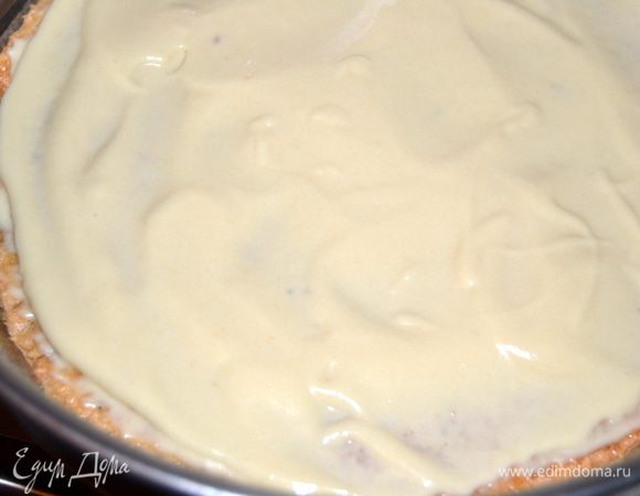 Достаем из морозилки крем и промазываем корж. Все убираем в морозилку на 15 минут. Тем временем трем шоколад.