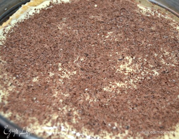 Достаем корж и посыпаем шоколадом. Сверху накрываем вторым коржом, пропитываем, смазываем кремом, в морозилку на 15 мин.