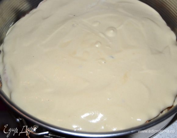 Последний корж смазываем кремом, одеваем бортики и не забываем простелить стенки бортиков бумагой. Убираем на ночь в морозилку.