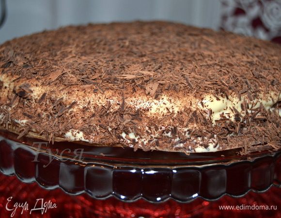 Утром достаем торт, засыпаем шоколадом. Режем острым ножом. Храним в морозилке.