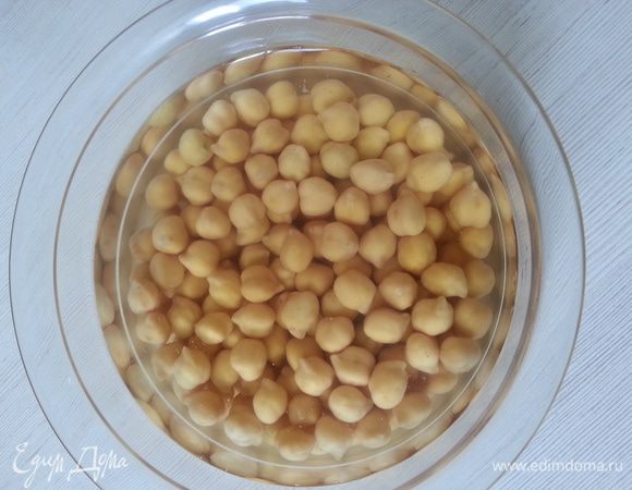 Вечером замачиваем нут в холодной воде, оставляем до утра. Такой он будет утром.