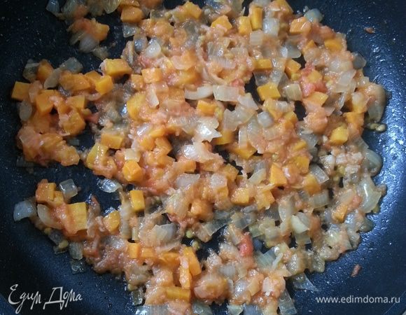 На небольшом количестве рафинированного масла слегка обжариваем лук и морковь, добавляем натертую помидорку (или 1 ст.л. томатной пасты) и раздавленный чеснок, тушим 3 минуты и отставляем.