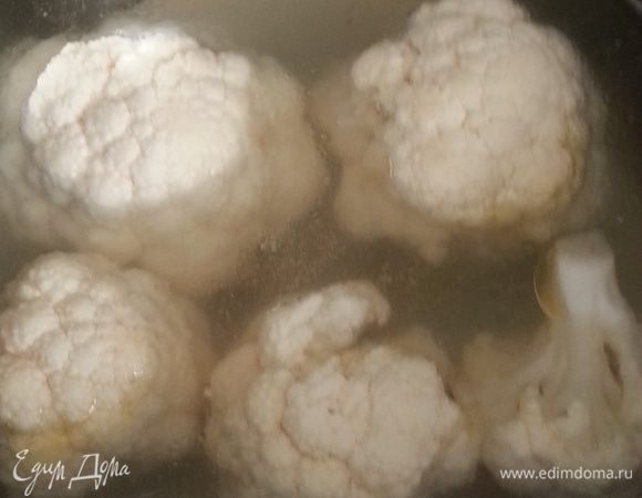 В курином бульоне варим цветную капусту около 5 минут.