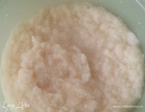 Из цветной капусты и небольшого количества бульона делаем пюре, при помощи блендера