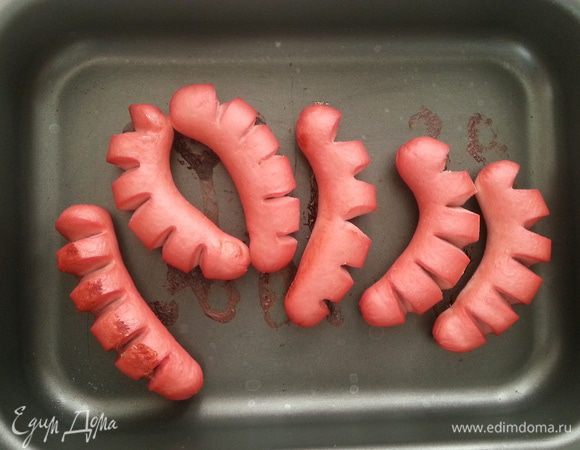 Сосиски надрезаем и запекаем в духовке, противень я не смазывала.
