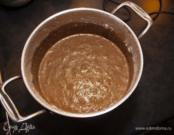 Приготовьте тесто для блинов: взбить слегка 5 яиц, добавить 600 мл молока, добавить 1,5-2 стакана просеянной муки, чтобы тесто стало похоже на жидкую сметану. Добавьте топленое сливочное масло в тесто. Посолите и подсластите слегка. Добавьте 4 столовые ложки какао-порошка.