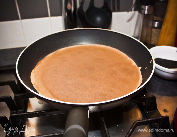 Первый блин у меня как всегда "комом", поэтому начинаем со второго блина )). Выпекаем блин и кладем его на плоскую (но лучше с небольшим углублением) тарелку.