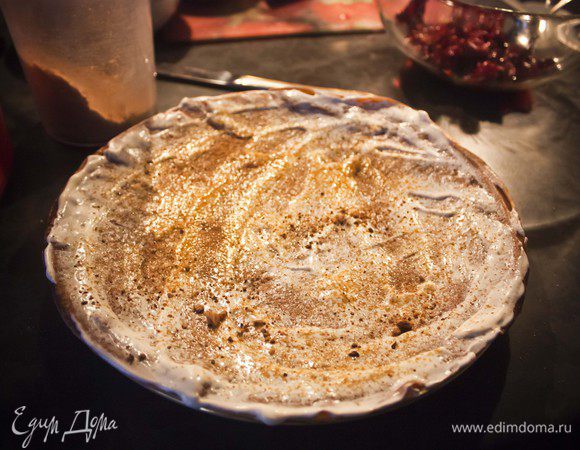 Смазываем блин сметаной и посыпаем сверху смесью из орехов, кофе и сахара.