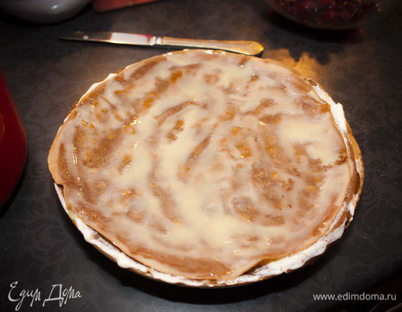 Следующий блин смазываем сгущенным молоком.