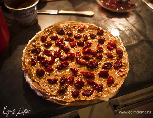 Следующий слой смазываем шоколадной пастой и выкладываем вишню.