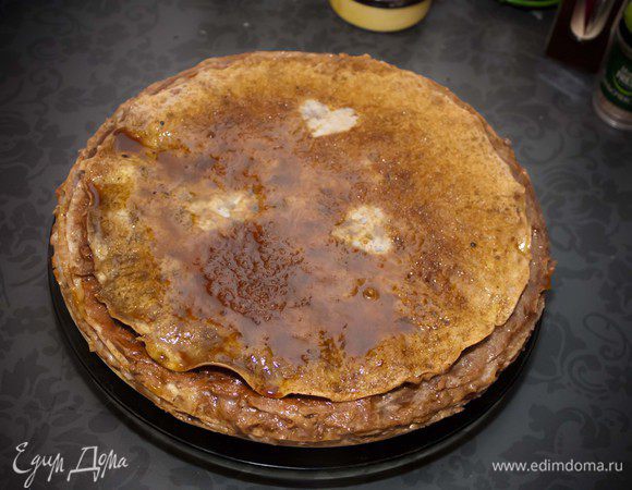 Дальше можно по разному комбинировать эти начинки. Продолжаем так до тех пор пока не закончится тесто. Заключительный блин смазываем сметаной и посыпаем сверху смесью из орехов, кофе и сахара. Потом ставим торт на ночь в холодильник, чтобы он хорошенько пропитался.