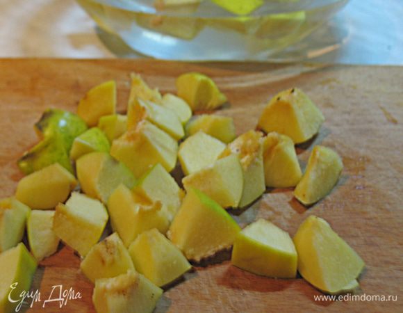Помыть айву, разрезать на 4 части и удалить середину.  Нарезать на мелкие кубики. 