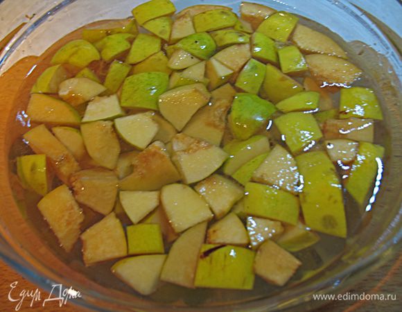 Чтобы предотвратить потемнение айвы, сразу после нарезки кладем в воду с лимоном.