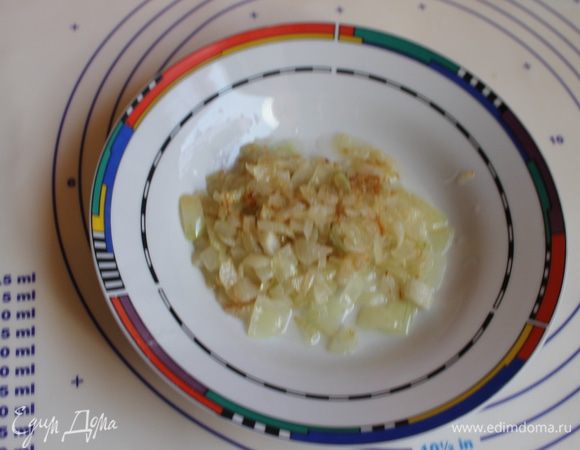 Обжарим одну луковицу и смешаем ее с фаршем. Солим и перчим. Пожеланию добавим чеснок.