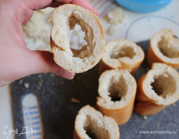 Багет разрежем на несколько частей. И удалим серединку.