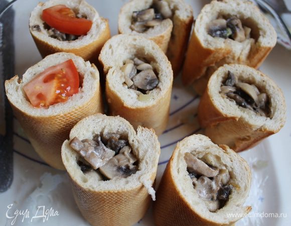 Ставим наши бочонки в форму, смазанную маслом, и заполняем. Сначала кладем куриный фарш, затем грибы тушеные, сверху нарезанный помидор и ложечку сметаны. 