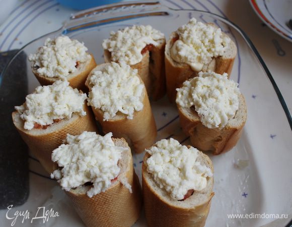 Все закрываем любым тертым сыром. У меня моцарелла. Ставим в разогретую духовку до 200 градусов на 30 минут.