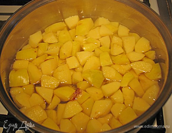 Когда вся айва нарезана, достаем из воды и даем ей стечь.  Положить в кастрюлю добавить 2 стакана воды и варить на среднем огне до мягкости фрукты.  