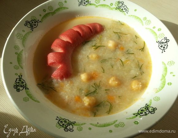 В бульон опускаем нут, через 20 минут пюре из цветной капусты и зажарку. Варим 10-15 минут, добавляем зелень и настаиваем минут 10.