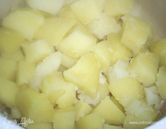 Картофель почистить, порезать на кусочки и отварить в соленой воде.