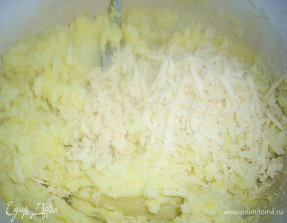 Затем добавить натертый на крупную терку сыр и тщательно перемешать, посолить по вкусу.