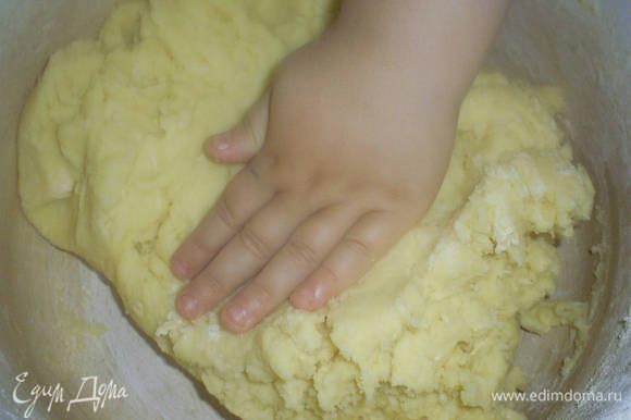 Постепенно добавляя муку, замесить мягкое, не липнущее к рукам тесто. Мне понадобилось чуть больше стакана, все зависит от сорта картофеля и размера яйца.