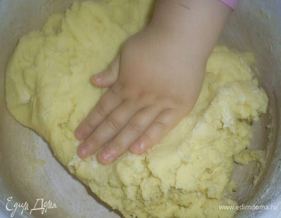 Постепенно добавляя муку, замесить мягкое, не липнущее к рукам тесто. Мне понадобилось чуть больше стакана, все зависит от сорта картофеля и размера яйца.