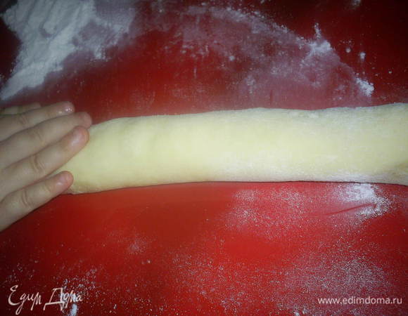 Разделить тесто на 4 части, из каждой раскатать колбаску, нарезать на кусочки и сформировать из них шарики. Можно стол и руки припылять мукой.
