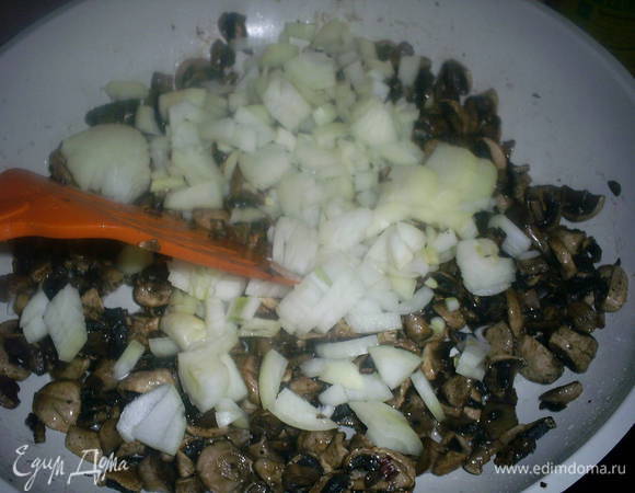 Пока картофель варится, шампиньоны нарезаем тонкими пластинками, кладем на сухую сковороду, нагреваем до испарения жидкости, тогда добавляем растительное масло и мелко нарезанный лук.