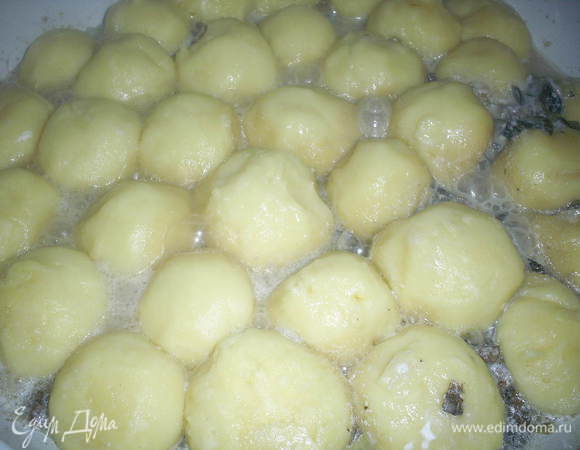 В сковороду с кипящим соусом выкладываем подготовленные ньокки (признаюсь честно, этап варки я сознательно пропустила, потому как мне было очень лень варить ньокки, и в сковороду я выложила сырые шарики), выкладываем их достаточно плотно, в один слой. Когда соус вновь закипит, накрываем сковороду крышкой, уменьшаем огонь, чтоб жидкость еле кипела, и тушим 15 минут (если вы предварительно отварите ньокки, то достаточно будет и 5 минут). К концу приготовления жидкость почти вся впитается в ньокки.