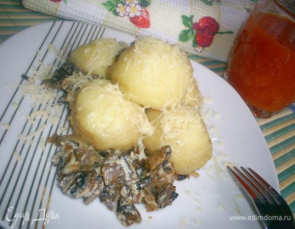 Готовые ньокки выкладываем на тарелку, рядом кладем грибы с луком. По желанию посыпаем тертым сыром. Приятного аппетита!!!