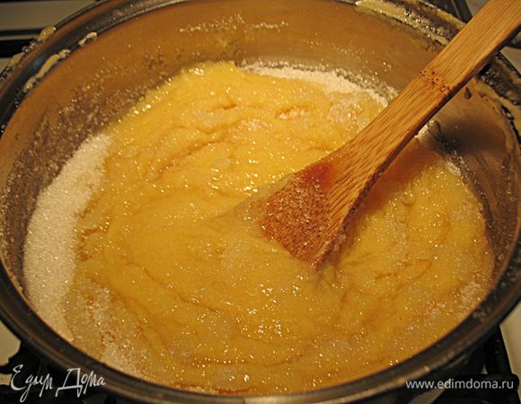 Вернуть в кастрюлю добавить сахар, ваниль и поставить вариться.  Варить на среднем огне в течение 40 минут,  периодически  помешивая деревянной ложкой. 