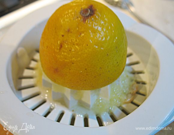 Когда смесь станет гладкой и однородной, добавить лимонный сок и варить еще 5 минут.  