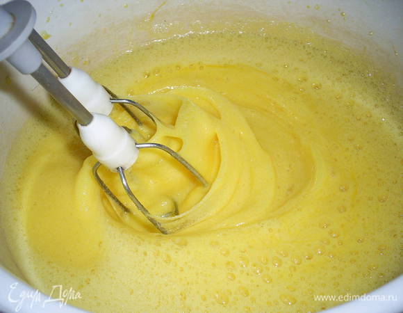 Яйца с сахаром ставим взбиваться на водяную баню, не допускайте бурного кипения воды.  Начинаем взбивать яйца, сахар должен полностью раствориться, а масса немного загустеть и нагреться приблизительно до 40 градусов. Так выглядит масса в начале взбивания.