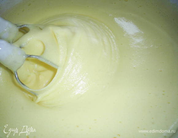 Снимаем нашу массу с водяной бани и продолжаем взбивать до ее загустения и увеличения объема в 2-3 раза. Признак готовности массы - она больше не увеличивается в объеме при взбивании.