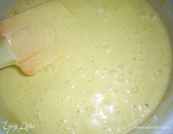 Готовое тесто очень воздушное и довольно жидкое, переливаем его в форму 22-25см, выстеленную пергаментом и выпекаем в разогретой до 180 градусов духовке 30-35 минут. Точное время зависит от вашей духовке, следите, чтоб бисквит не подгорел.